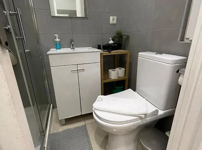 Гостевой дом Antique M1 R1 - Amazing Double With Shared Bathroom In Marques Pombal 3*