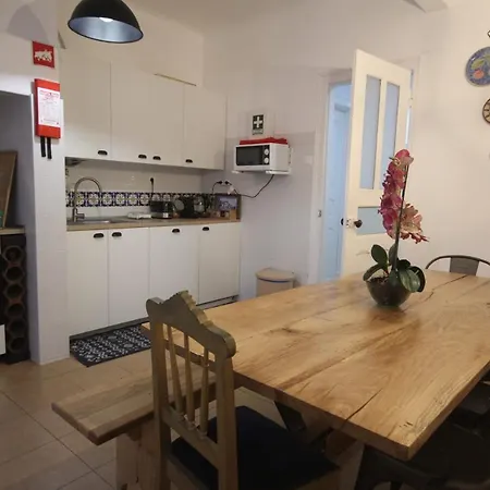 Penzion Antique M1 R1 - Amazing Double With Shared Bathroom In Marques Pombal