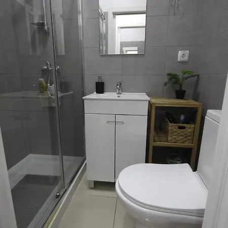 Гостевой дом Antique M1 R1 - Amazing Double With Shared Bathroom In Marques Pombal