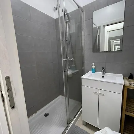 Antique M1 R1 - Amazing Double With Shared Bathroom In Marques Pombal Vendégház 3*